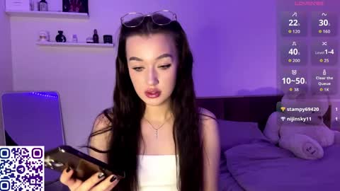 Snapshot of sophielainee chatting on May 21, 5:20 pm citygirl my face is 10 my body tea everything on me natural im petiteee online show from May 21, 5:20 pm
