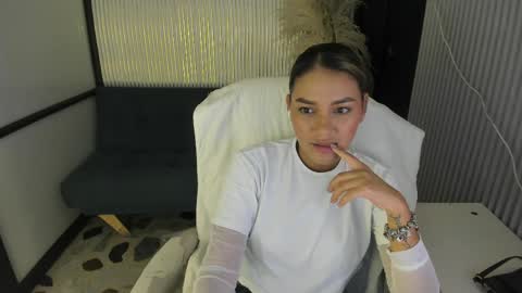 sophiewatson_ online show from May 26, 12:56 pm