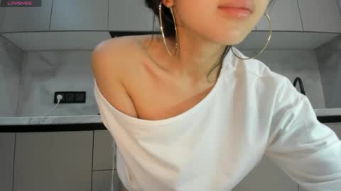 Mia online show from June 2, 3:36 pm