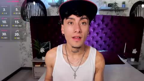 Snapshot of spencerwhite_ chatting on June 9, 9:48 pm Spencer online show from June 9, 9:48 pm