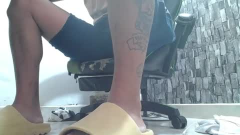 Snapshot of srfindomfeet_ chatting on June 19, 6:45 pm sr master cum its my old account online show from June 19, 6:45 pm