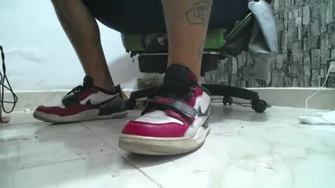Snapshot of srfindomfeet_ chatting on June 22, 3:25 am sr master cum its my old account online show from June 22, 3:25 am