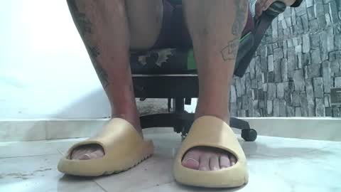 Snapshot of srfindomfeet_ chatting on July 4, 6:25 pm sr master cum its my old account online show from July 4, 6:25 pm