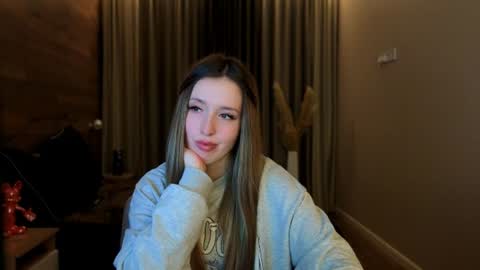 Chloe online show from June 28, 7:20 pm