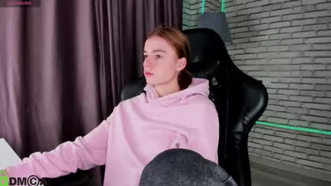 Stacey GMT5 Mo Tu We Th Fr Sa 3am -10am online show from February 16, 1:02 am