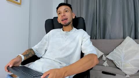 Snapshot of stebansilv_ chatting on April 6, 12:06 pm Steban online show from April 6, 12:06 pm