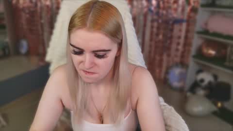 stef_nicks online show from February 13, 9:05 am