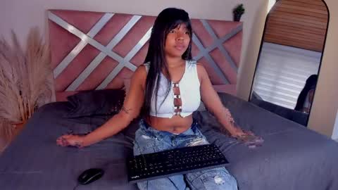 Stefanny  online show from April 8, 1:00 pm