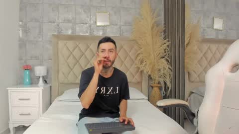stevenandlaura_ online show from May 19, 8:37 pm