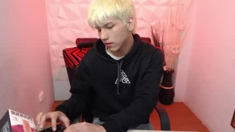 Snapshot of stich_23 chatting on June 25, 6:29 am Stich online show from June 25, 6:29 am