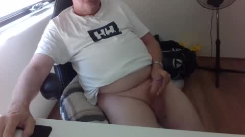 Snapshot of stiffyman55 chatting on February 24, 3:15 am stiffyman55 online show from February 24, 3:15 am