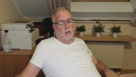 subbear1968 online show from May 13, 8:38 pm