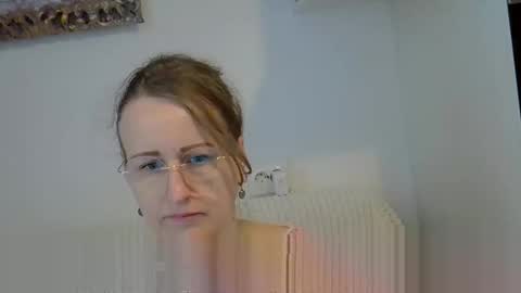 Snapshot of sunny__mood chatting on April 15, 8:21 am sunny__mood online show from April 15, 8:21 am