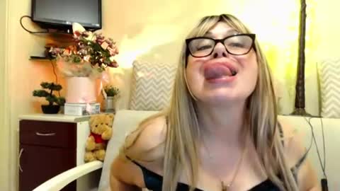 Snapshot of susiexnoreen chatting on June 18, 12:00 am SusiexNoreen online show from June 18, 12:00 am