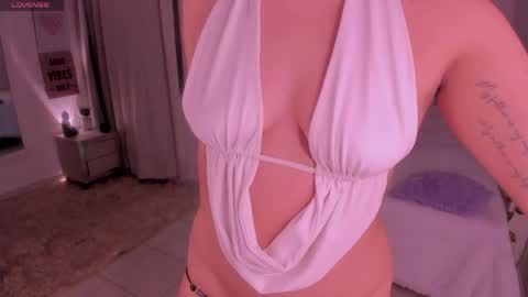 sussy_bell_ online show from May 8, 12:16 am