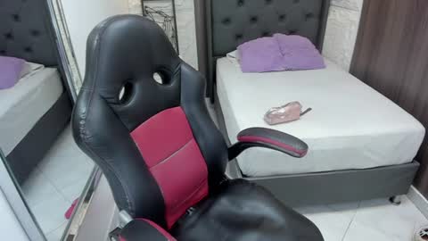 Snapshot of suzetmonaco chatting on July 18, 7:28 pm S U Z E T online show from July 18, 7:28 pm