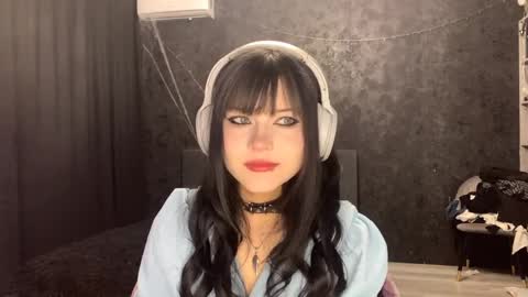 Snapshot of suziebanach chatting on April 9, 5:29 am EmilySuonn online show from April 9, 5:29 am