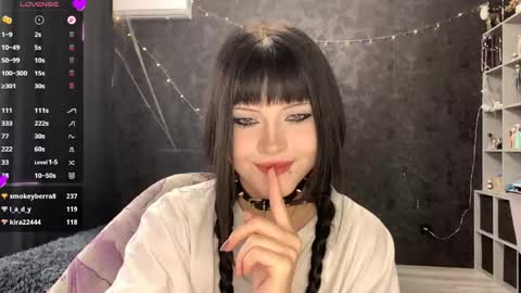 Snapshot of suziebanach chatting on May 12, 6:32 am EmilySuonn online show from May 12, 6:32 am