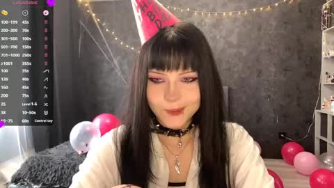 Snapshot of suziebanach chatting on May 16, 7:27 am EmilySuonn online show from May 16, 7:27 am