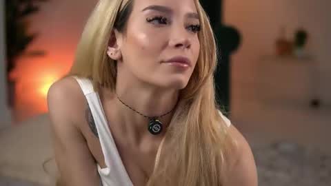 SweetLuna online show from April 11, 3:00 am