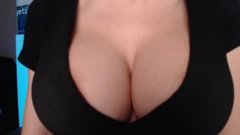 Snapshot of sweet_lil_thing chatting on February 24, 4:32 am Jen online show from February 24, 4:32 am