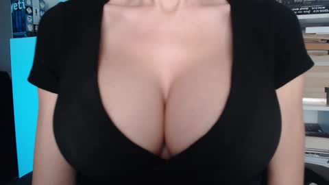 Snapshot of sweet_lil_thing chatting on February 25, 5:39 am Jen online show from February 25, 5:39 am