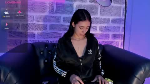 Snapshot of sweet_woman1 chatting on May 18, 11:54 pm Sexy Arianna online show from May 18, 11:54 pm