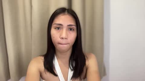 Snapshot of sweetasiancolleen chatting on May 5, 8:17 pm colleen online show from May 5, 8:17 pm