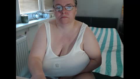 Sweetboobs85h online show from May 16, 10:36 am