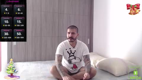 Snapshot of sweetdesires_ chatting on December 21, 1:51 pm online show from December 21, 1:51 pm