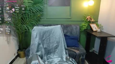 Snapshot of sweety_smilee chatting on March 14, 7:41 pm Emma online show from March 14, 7:41 pm
