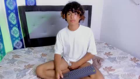 Snapshot of swwet_boy chatting on December 23, 5:11 pm swwet_boy online show from December 23, 5:11 pm