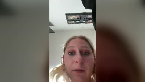 Snapshot of tailormepapi chatting on August 9, 3:23 am tailormepapi online show from August 9, 3:23 am