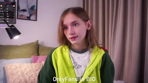 Snapshot of taitehambelton chatting on December 3, 1:35 am Mia online show from December 3, 1:35 am