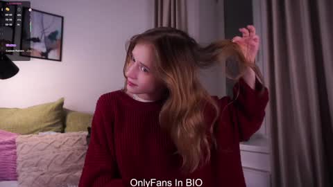 Snapshot of taitehambelton chatting on December 5, 1:14 am Mia online show from December 5, 1:14 am