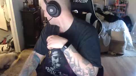 Snapshot of tattedhub0 chatting on April 6, 9:38 pm Harry online show from April 6, 9:38 pm