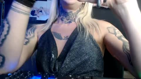 tatuada_safada online show from July 12, 11:51 pm
