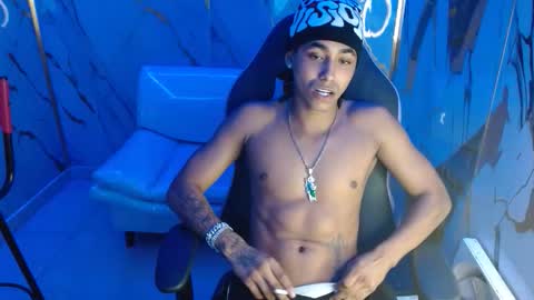 Snapshot of taylor_bigdick18 chatting on February 22, 1:51 am Taylor online show from February 22, 1:51 am