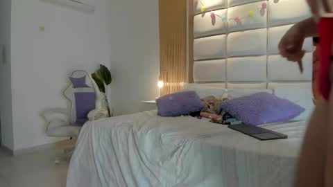 Taylor online show from April 9, 7:52 pm