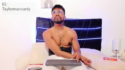 taylormaccurdy_ online show from December 17, 4:02 pm