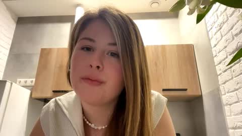 Snapshot of templeholberg chatting on March 9, 9:35 am Lana online show from March 9, 9:35 am