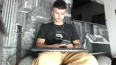 Snapshot of theangelmiguel chatting on December 18, 3:37 am Miguel Angel online show from December 18, 3:37 am