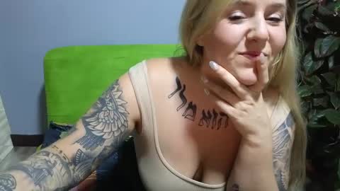 Snapshot of theauroramae chatting on January 15, 3:54 am theauroramae - online show from January 15, 3:54 am