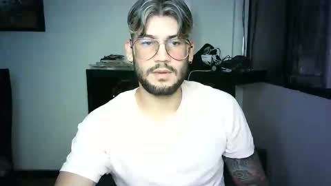 Snapshot of thedragonboyxxx chatting on March 22, 3:10 am thedragonboyxxx online show from March 22, 3:10 am