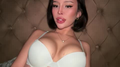 Elle  dont forget to folloW me and thumbs up online show from March 22, 12:25 am