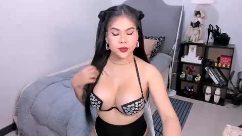 thegreatlaura online show from July 27, 9:27 am