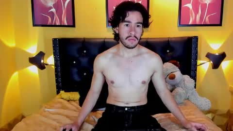 theo_riviera online show from May 19, 1:39 pm