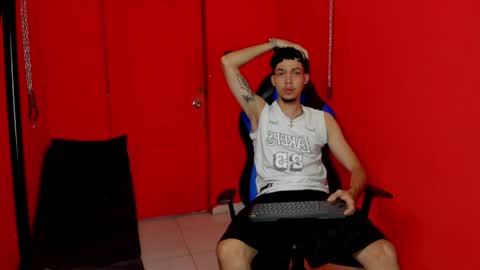 Snapshot of thiago_preston chatting on April 15, 7:43 pm Thiago online show from April 15, 7:43 pm