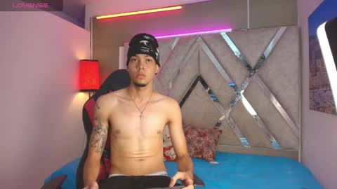 Snapshot of thiago_preston chatting on April 18, 7:40 pm Thiago online show from April 18, 7:40 pm