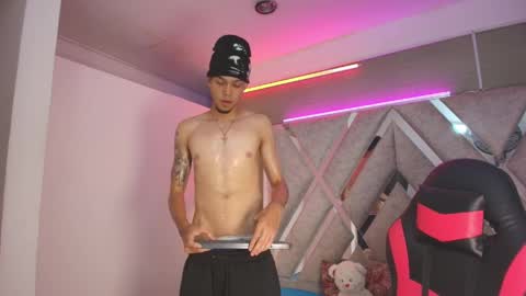 Snapshot of thiago_preston chatting on April 18, 7:58 pm Thiago online show from April 18, 7:58 pm